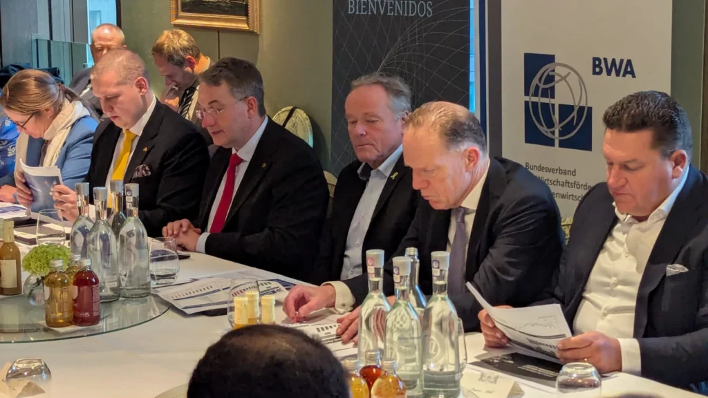 Marcus Held beim Wirtschaftsdialog im China-Club in Berlin, Austausch mit Ägyptens Wirtschaftsministerin Rania A. Al-Mashat.