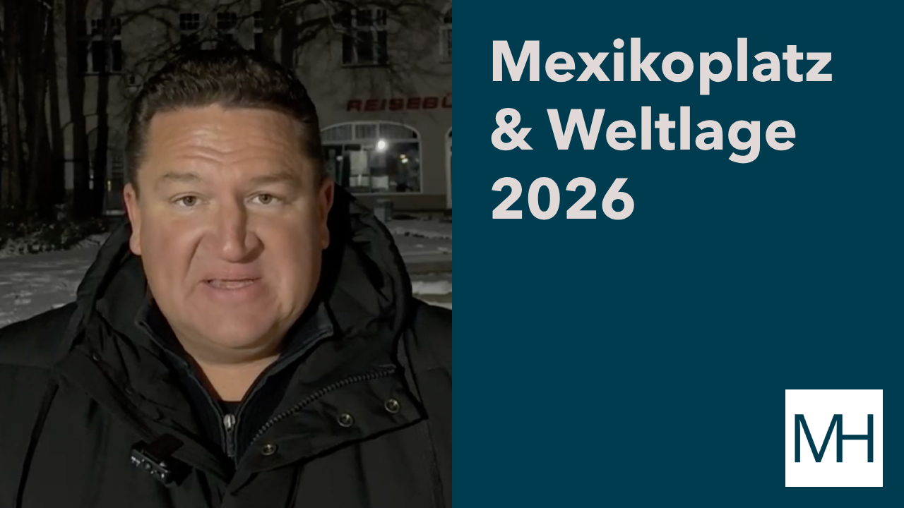 Marcus Held spricht in einem Videobeitrag am Mexikoplatz über aktuelle Ereignisse und die weltpolitische Lage 2026. Im Bild ist der Text ‚Mexikoplatz & Weltlage 2026‘ eingeblendet.