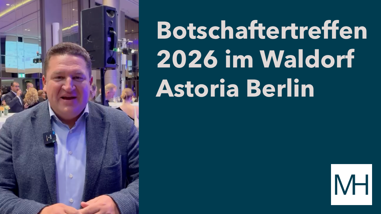 Marcus Held bei einem Botschaftertreffen im Waldorf Astoria Berlin. Im Hintergrund sind Gäste der Veranstaltung zu sehen. Auf dem Bild ist der Text ‚Botschaftertreffen 2026 im Waldorf Astoria Berlin‘ eingeblendet.
