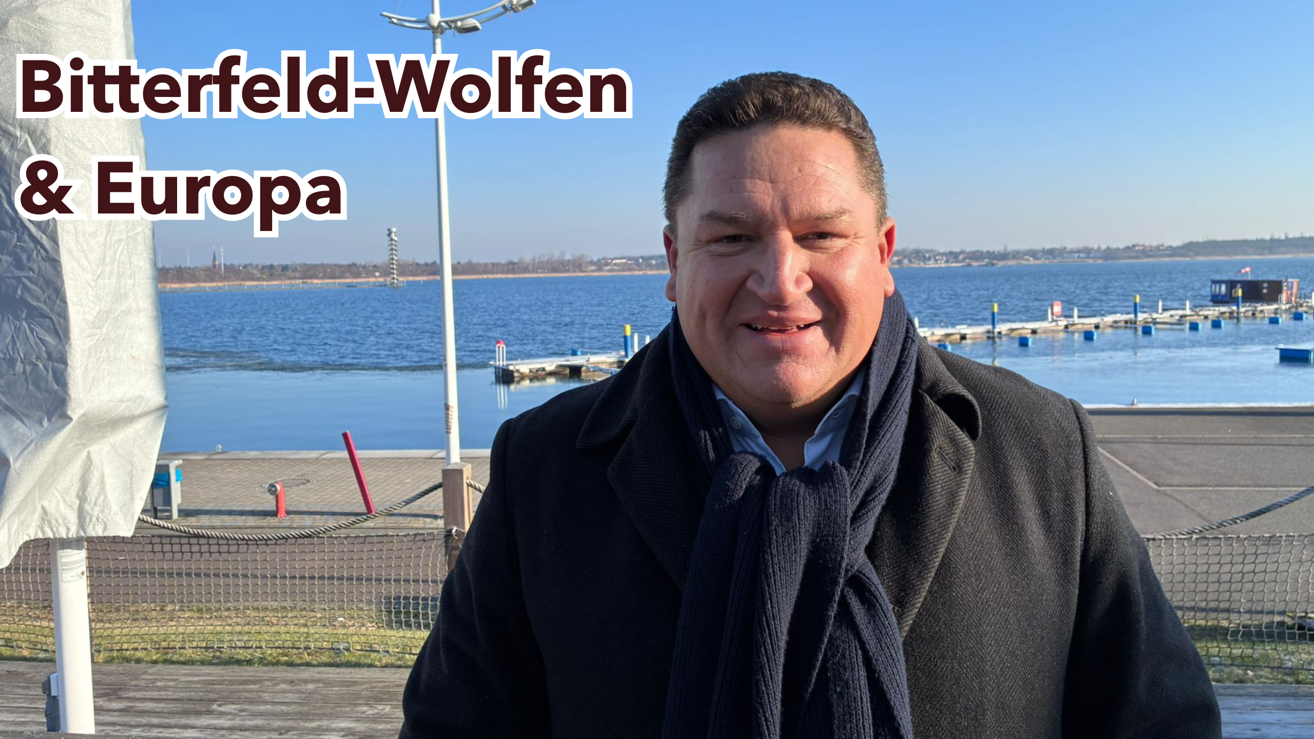 Marcus Held steht am Goitzschesee in Bitterfeld-Wolfen und spricht in einem Videobeitrag über den EU-Gipfel, internationale Themen und die regionale Entwicklung nach dem Hochwasser 2002.