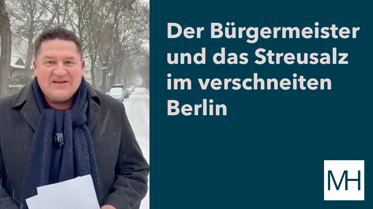 Marcus Held steht in einer verschneiten Berliner Straße und spricht in einem Videobeitrag über den Einsatz von Streusalz, die geltende Rechtslage und die Rolle des Regierenden Bürgermeisters.