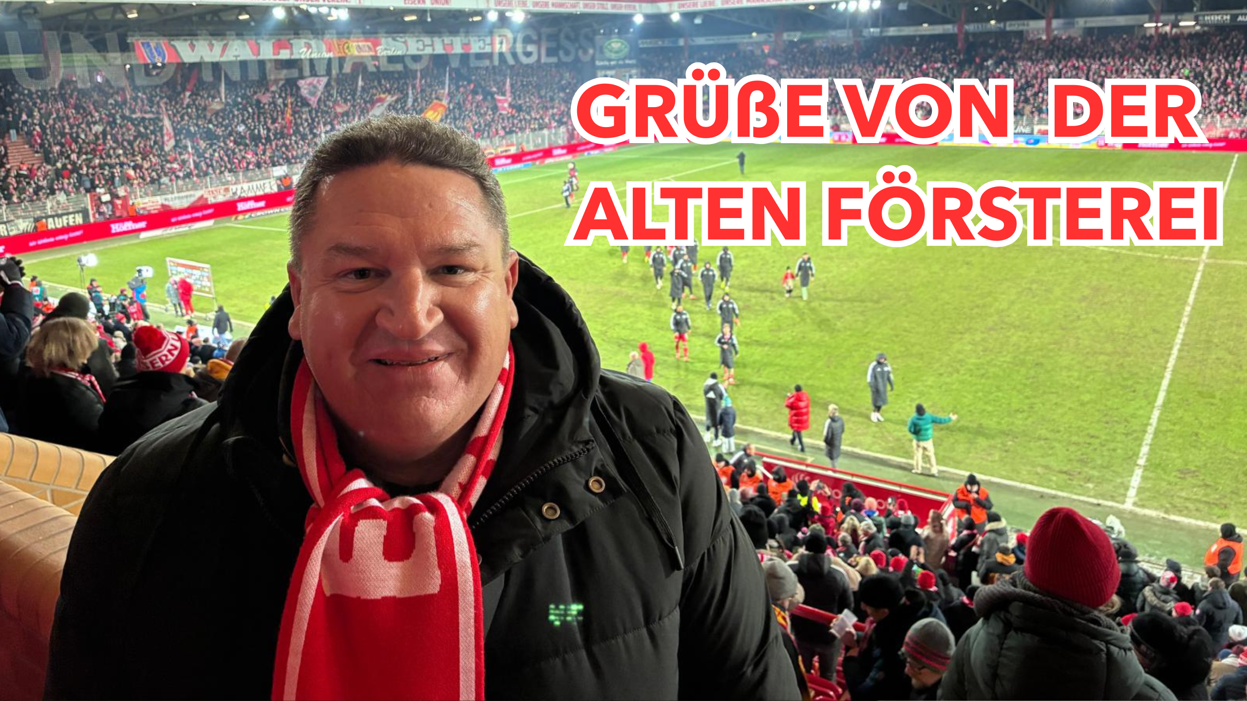 Marcus Held im Stadion An der Alten Försterei bei Union Berlin. Im Hintergrund das Spielfeld und die Tribünen nach dem Bundesligaspiel gegen Mainz 05. Im Bild eingeblendet: ‚Grüße von der Alten Försterei‘.