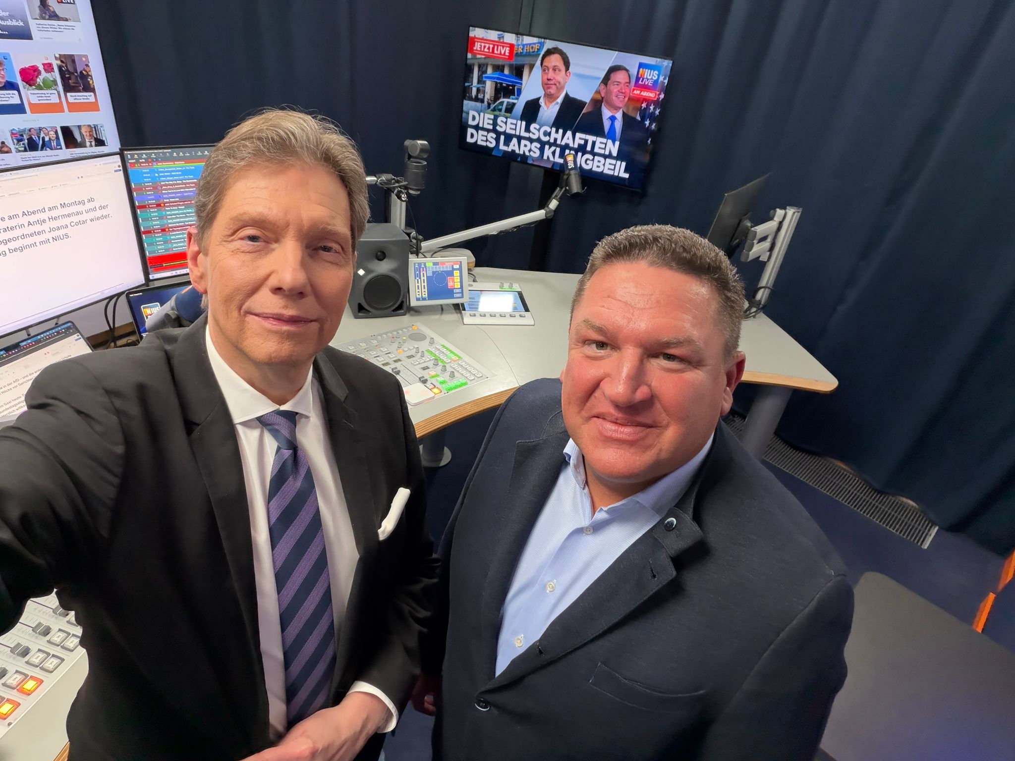 Marcus Held gemeinsam mit Moderator Andreas Dorfmann im NIUS-Studio nach der Sendung NIUS Live am Abend zu einer aktuellen juristischen und politischen Debatte.
