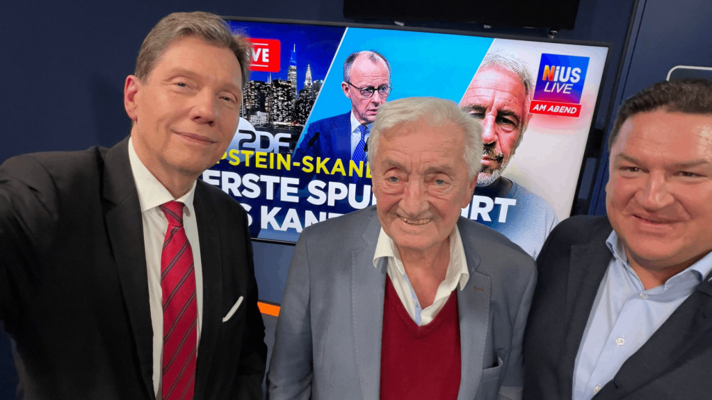 Marcus Held gemeinsam mit Andreas Dorfmann und Klaus Landowski im NIUS-Studio bei NIUS Live am Abend zur Einordnung aktueller medienpolitischer Entwicklungen rund um das ZDF.