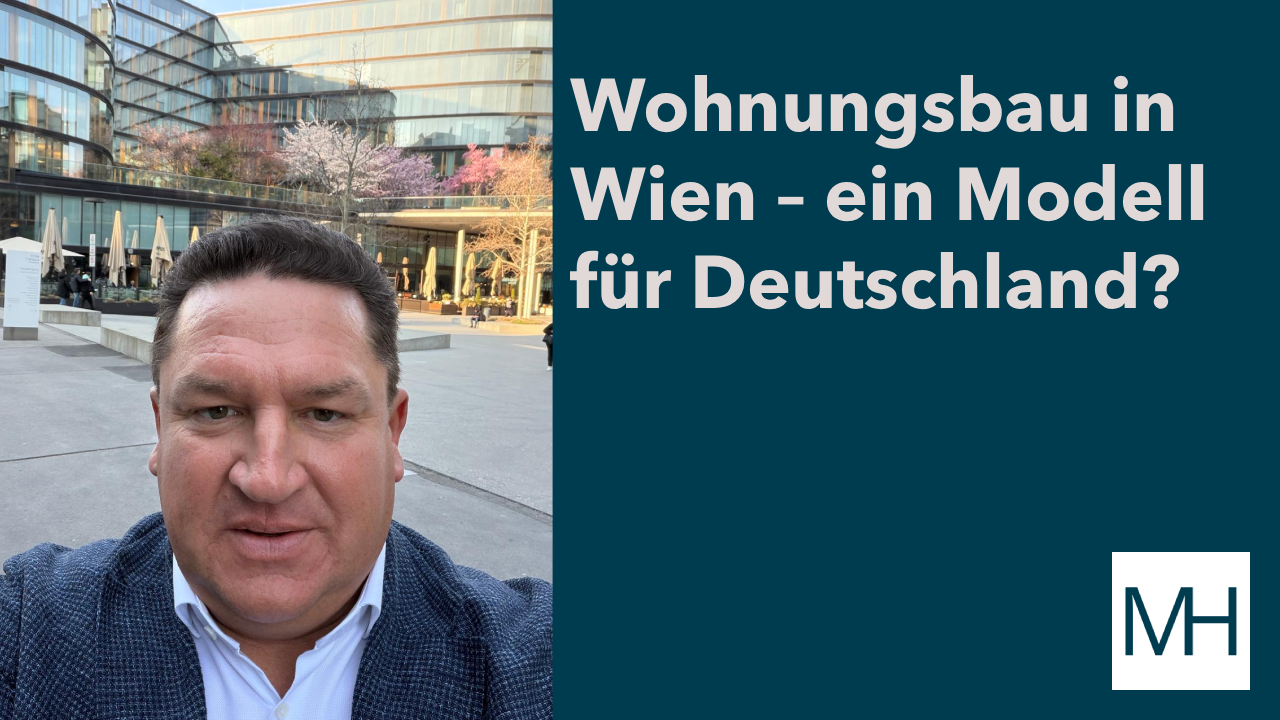 Marcus Held in Wien vor modernen Wohngebäuden, Thema: Wohnungsbau in Wien als mögliches Modell für Deutschland