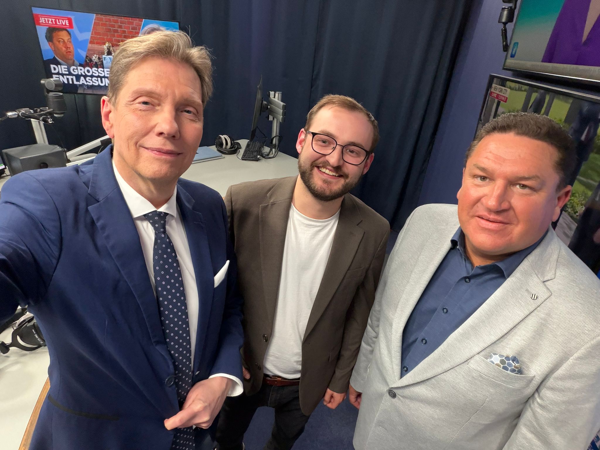 Marcus Held im NIUS Livestream zur Entlassungswelle in Deutschland mit Studiogästen und thematischem Hintergrundbild