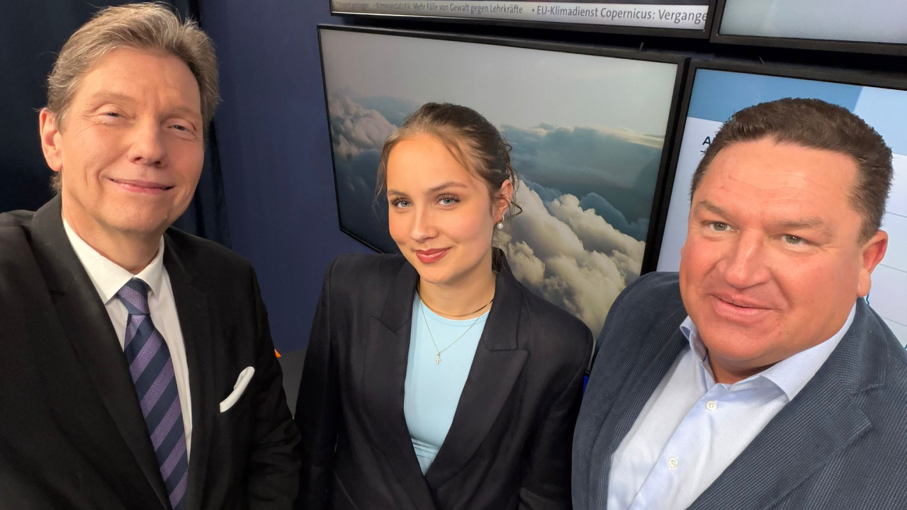 Andreas Dorfmann, Maja Prentzel und Marcus Held im Studio bei NIUS während einer gemeinsamen Sendung zu aktuellen politischen Themen