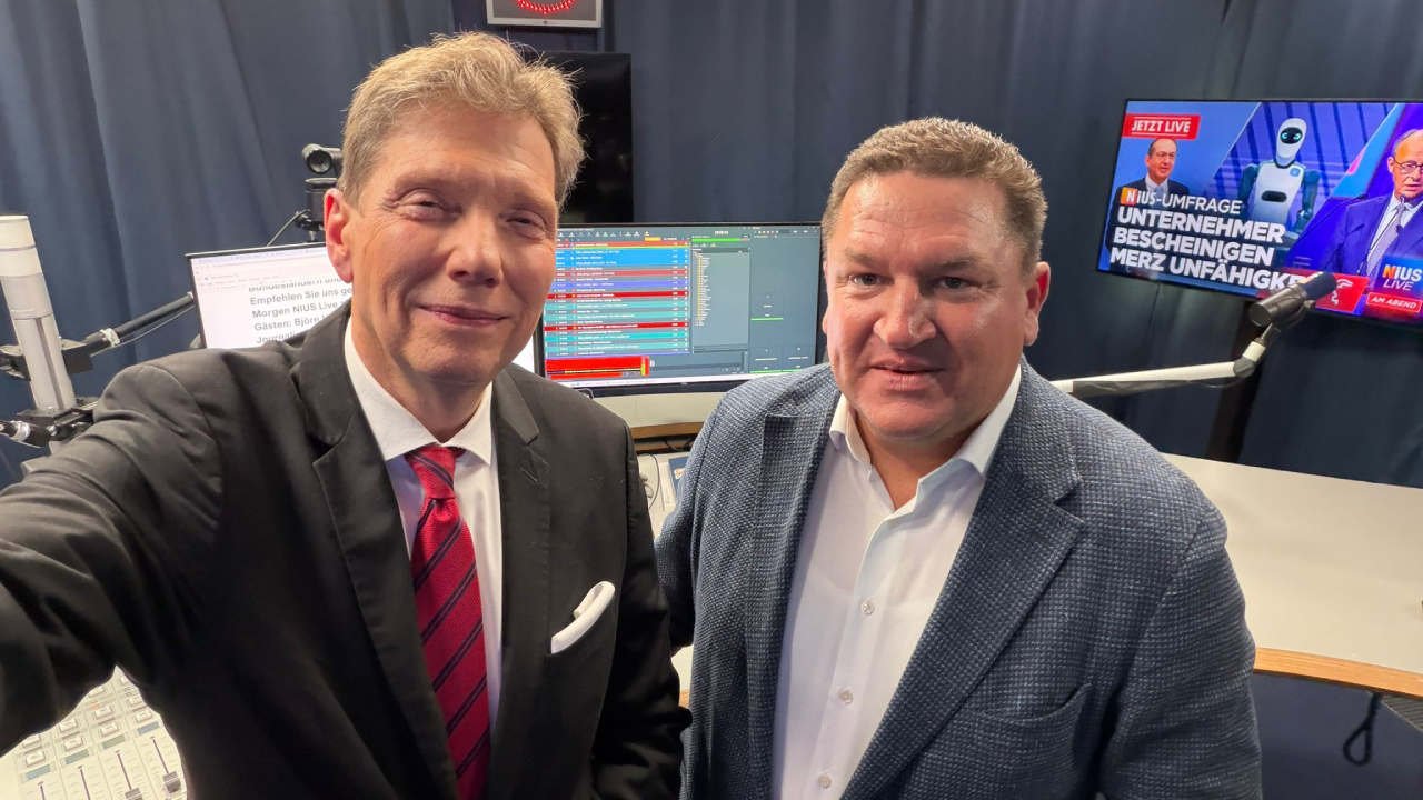Andreas Dorfmann und Marcus Held im NIUS Studio während einer Sendung zu Wirtschaft und innerer Sicherheit