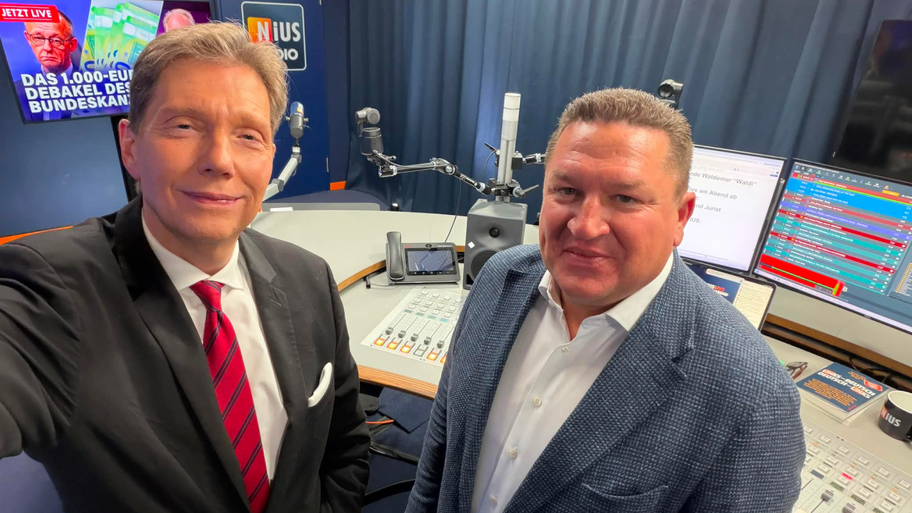 Marcus Held gemeinsam mit Moderator Andreas Dorfmann im NIUS Radiostudio während einer politischen Sendung zur gestoppten Entlastungsprämie und aktuellen Entwicklungen in Deutschland