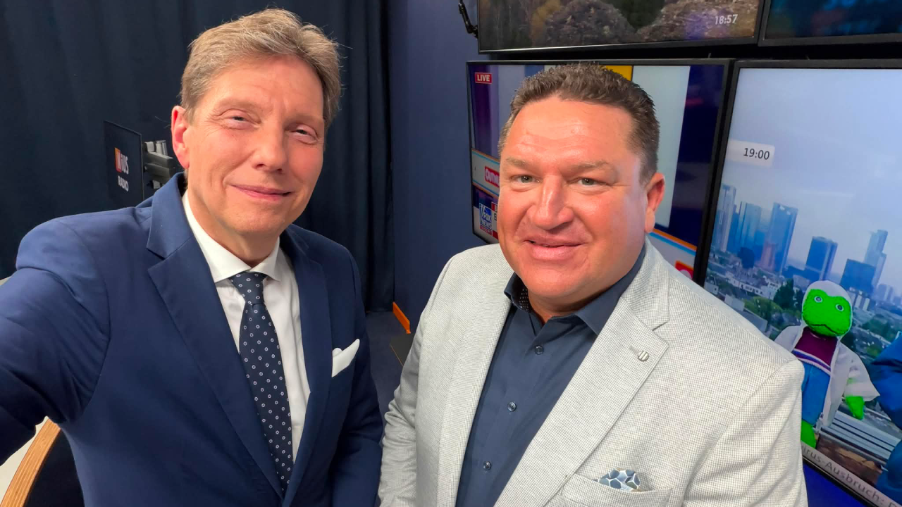 Marcus Held gemeinsam mit Moderator Andreas Dorfmann im NIUS Studio während einer Sendung zu Friedrich Merz, Regierungschaos und aktuellen politischen Entwicklungen in Deutschland