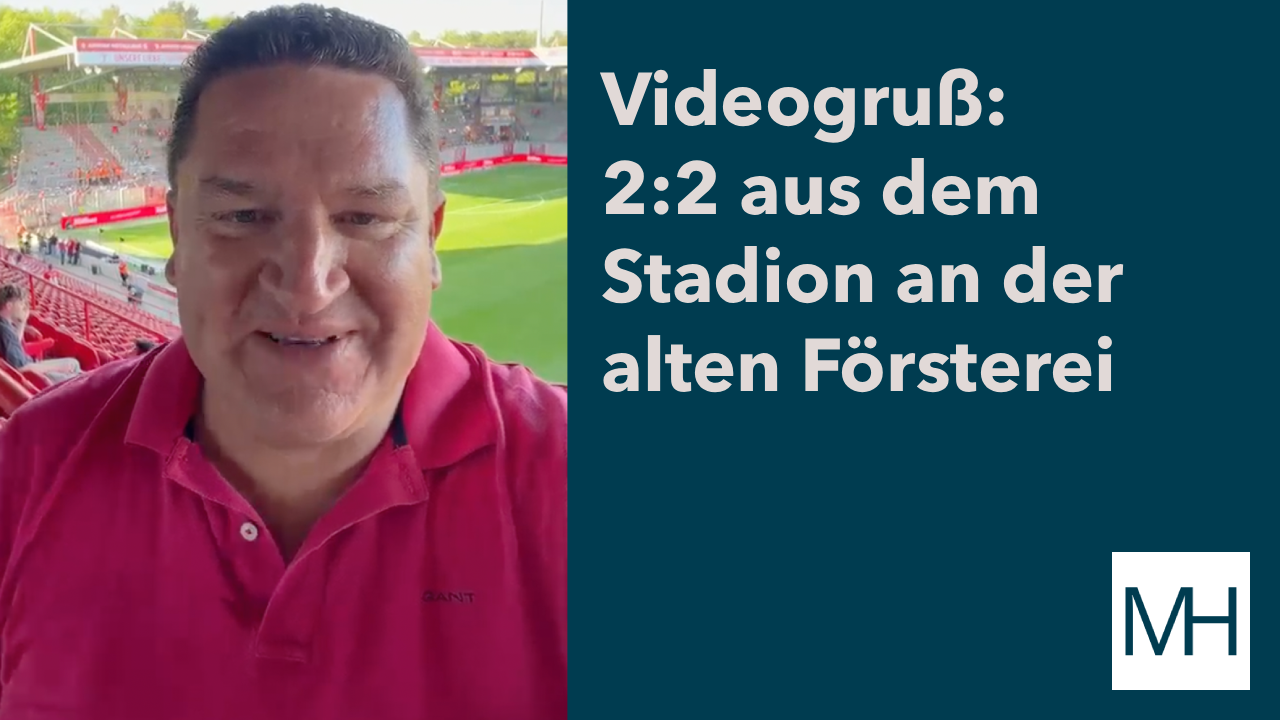 Marcus Held im Stadion an der Alten Försterei bei Union Berlin gegen den 1. FC Köln, Selfie vor dem Spielfeld mit 2:2 Endstand im Hintergrund