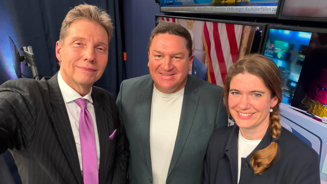 marcus held mit moderator andreas dorfmann und andrea weisshaupt im nius studio nach der aufnahme einer sendung