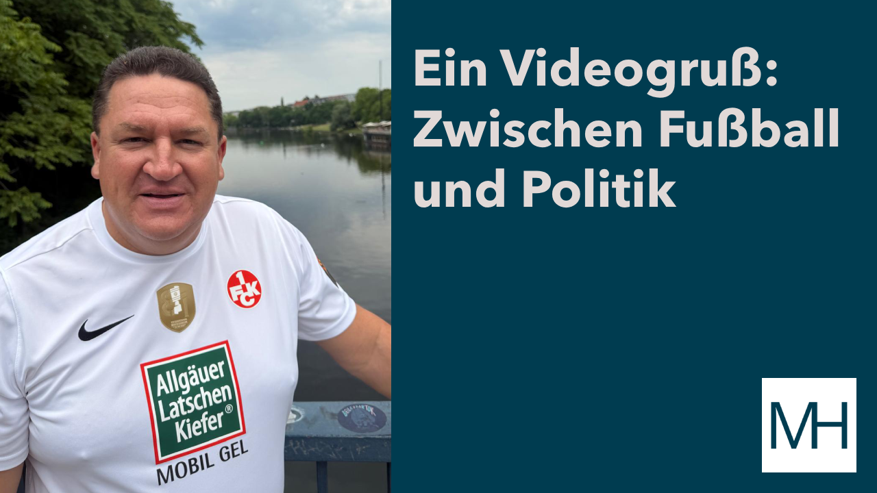 Marcus Held am Landwehrkanal in Berlin-Kreuzberg. Im Hintergrund sind Wasser, Uferpromenade und Grünflächen zu sehen. Im Videobeitrag spricht er über Fußball, aktuelle politische Entwicklungen, steigende Benzinpreise und Reformen in Deutschland.