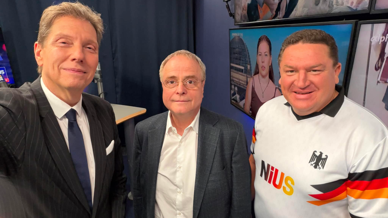 Von links nach rechts: Moderator Andreas Dorfmann, Historiker und Buchautor Klaus-Rüdiger Mai sowie Marcus Held im NIUS Studio. Thema der Sendung sind die Debatte um die Handynutzung von Kindern, die Zukunft der Deutschen Bahn sowie aktuelle Renten- und Reformpläne der Bundesregierung.