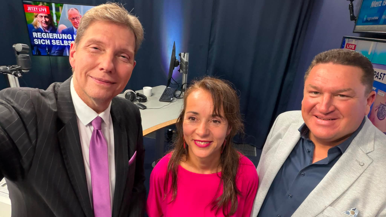Von links nach rechts: Moderator Andreas Dorfmann, eine Studiogästin und Marcus Held gemeinsam im NIUS Studio während einer politischen Sendung zu Rentenreform und aktuellen Entwicklungen in Deutschland.