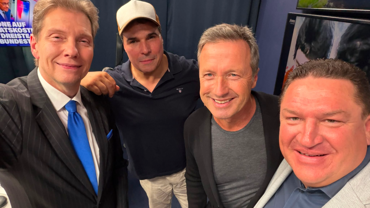 Moderator Andreas Dorfmann (links), Alexander Purrucker (zweiter von links), Norbert Dobeleit (zweiter von rechts) und Marcus Held (rechts) im NIUS-Studio nach einer gemeinsamen Live-Sendung. Im Mittelpunkt standen die Diskussion über die Bezahlung von Bundestagsabgeordneten sowie weitere aktuelle politische Themen aus Deutschland.