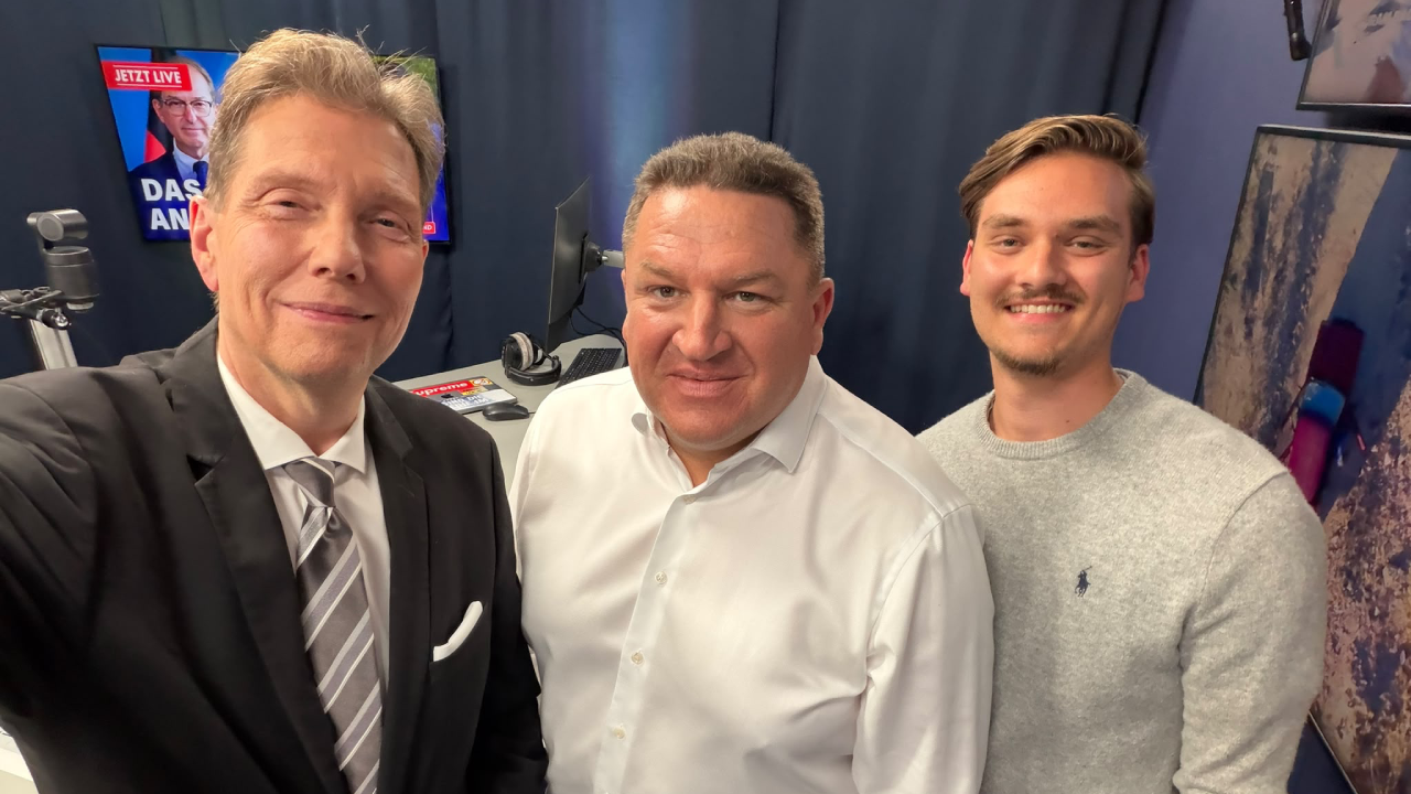 Moderator Andreas Dorfmann (links), Marcus Held (Mitte) und NIUS-Reporter Marc Sierzputowski (rechts) im NIUS-Studio nach einer gemeinsamen Live-Sendung. Im Mittelpunkt standen die Folgen der Ahrtal-Katastrophe, die Zukunft der Krankenhäuser in Deutschland sowie aktuelle Debatten um den Verfassungsschutz und die innere Sicherheit.