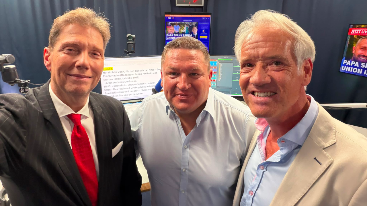 Moderator Andreas Dorfmann (links), Marcus Held (Mitte) und Frank Hauke (rechts) im NIUS-Studio nach einer Live-Sendung. Im Mittelpunkt der Diskussion standen die Kritik an Jens Spahn, die Debatte um Leihmutterschaft, der Regierungsflug von Charlotte Merz sowie das aktuelle ZDF-Politbarometer.