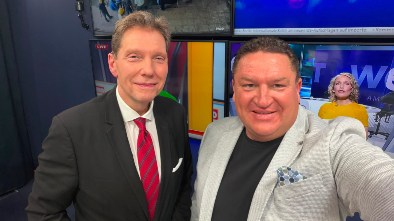 NIUS-Kommentator Andreas Dorfmann (links) und Marcus Held (rechts) im NIUS-Studio vor einer Live-Sendung. Im Mittelpunkt der Diskussion stehen die Ernennung von Jürgen Klopp zum neuen Bundestrainer sowie die Auswirkungen der Entscheidung auf die deutsche Fußball-Nationalmannschaft.