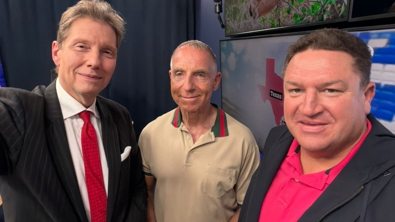 Moderator Andreas Dorfmann (links), Waldemar Hartmann (Mitte) und Marcus Held (rechts) im NIUS-Studio nach einer gemeinsamen Live-Sendung. Im Mittelpunkt standen die Diskussionen um Julian Nagelsmann, einen möglichen Trainerwechsel sowie weitere aktuelle Themen aus Politik, Medien und Sport.