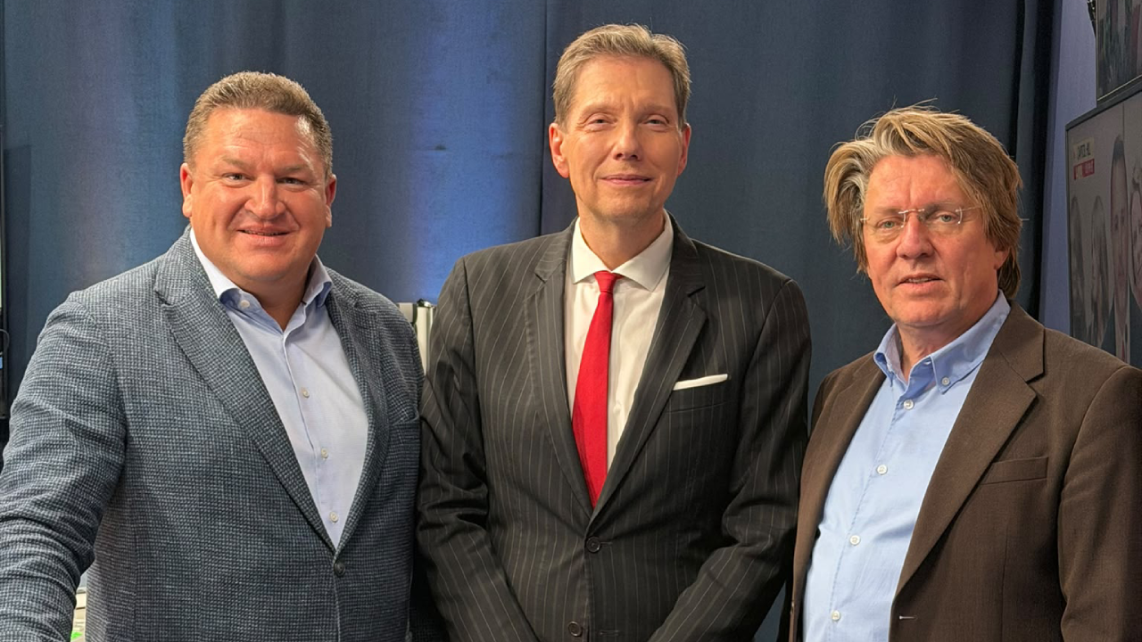 Marcus Held (links) gemeinsam mit NIUS-Moderator Andreas Dorfmann (Mitte) und Gunnar Schupelius (rechts) im Studio von NIUS Live am Abend.