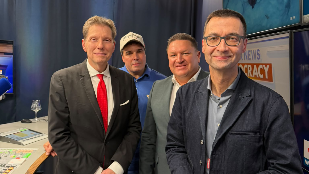 Andreas Dorfmann (links), Alex Purrucker, Marcus Held und Alexander Kissler (rechts) gemeinsam im NIUS-Studio anlässlich des einjährigen Jubiläums von „NIUS Live am Abend“.
